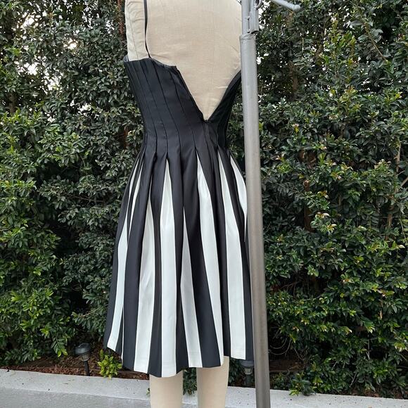 BCBGMaxazria Black White Striped Formal Fit Flare Dress Women’s 0 - Picture 4 of 10